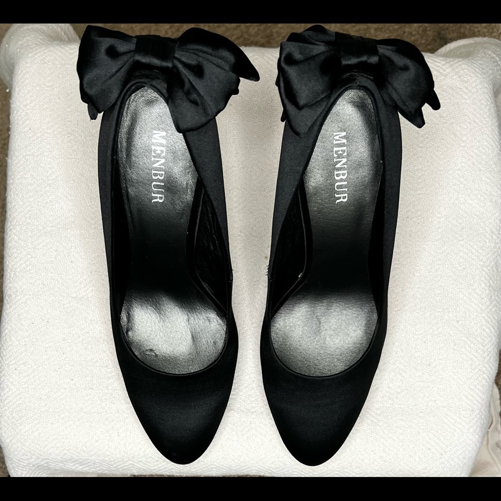 Menbur 4” triple bow, satin stilettos. SZ 7.5